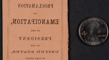 《解放宣言》的微缩版，旁边是25美分硬币